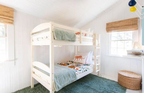 Seaside Retreat w Private Beach Landing - Foto 15