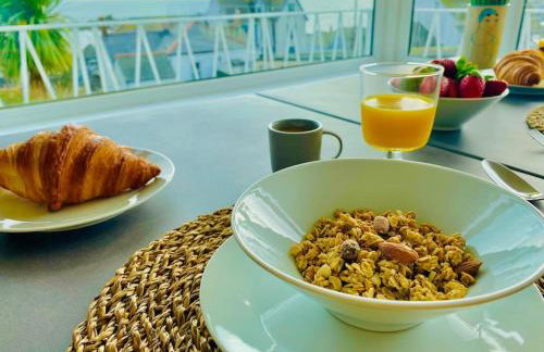 Spacious home with panoramic sea view, free parking EV & large garden - Photo 42