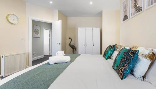 Spacious London 2-Bed Flat with a King Bed-Save on Long Stays-5 Separate Beds- Parking Available! - Foto 5