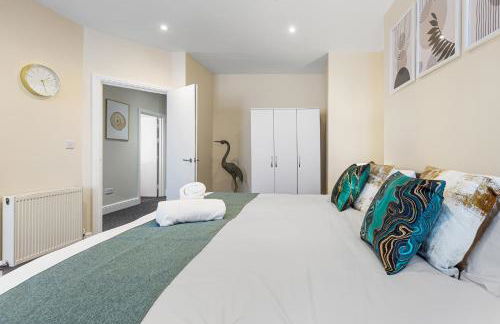 Spacious London 2-Bed Flat with a King Bed-Save on Long Stays-5 Separate Beds- Parking Available! - Foto 5