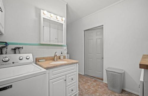 Family Pool Home • Sleeps 8 - Foto 16