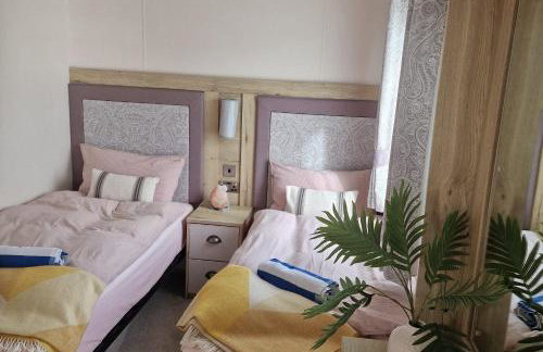 SeaView Sleeps 4to6 Pet friendly Parking - Photo 25