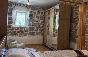 Villa with stunning Mountain Views and Authentic Croatian Stone House near Split and Sea - Photo 10