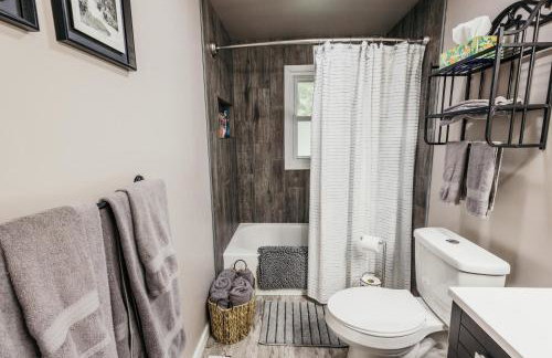 Spacious & Updated MQT Home - HotTub - Backyard - Foto 9