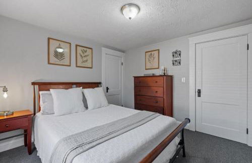 Cozy & Warm 2nd Flr Mid Term Rental - Photo 12