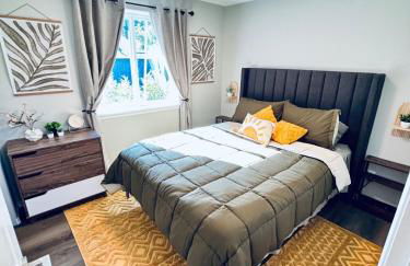 Colorful Comfort 3 Bedroom Home with Fenced yard - Foto 29