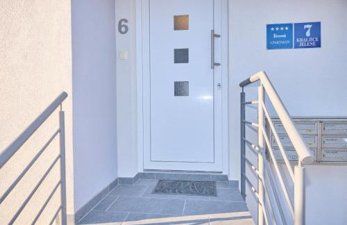 Queen's Lodge Mastrinka by Litto - Photo 94