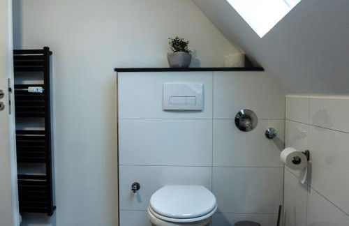 Moderne Ferienwohnung in Gelsenkirchen-Schalke für 1 bis 7 Personen mit Terrasse, ideal für Gruppen & Stadionbesuche - Foto 12