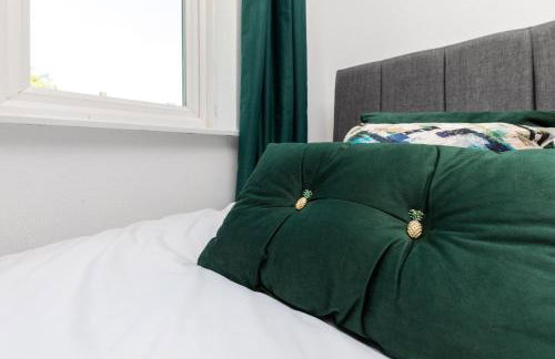 Findon House Spacious 3 bedroom, contractor, relocations friendly,10mins from GATWICK Airport, free parking, WIFI, garden, CRAWLEY - Photo 14