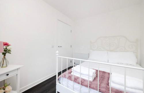 Stylish 3BR Home with Garden & Free Parking - Near O2 Academy & City Centre - Foto 5