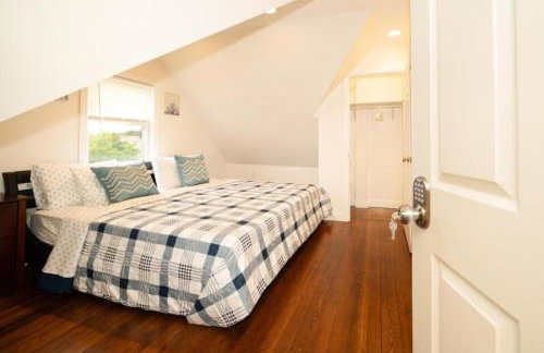 988 - 2 4BR Boston Cozy Getaway near Geneva Cliffs - Foto 14