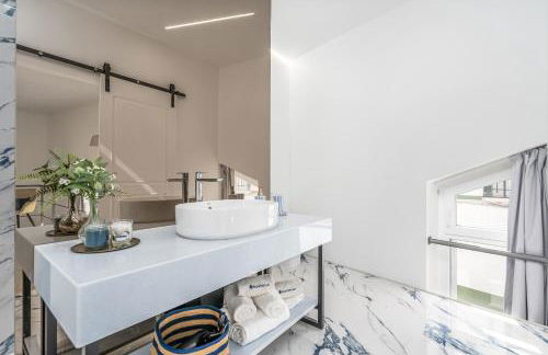 Host Wise - Elegant Loft with Historic Charm & Terrace - Foto 26