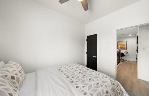 Near DT & Med Center Townhouse WiFi Games Pets - Foto 27