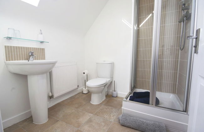 Modern 4 Bed Townhouse with Parking - Foto 26