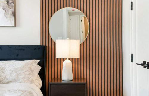 Modern Condo by Med District with Parking & Laundry - Foto 24