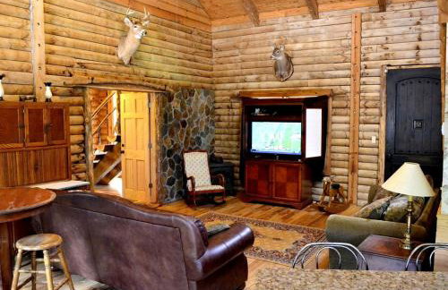 Stately Log Cabin with a Pool for a Group Getaway near Chickamauga, Georgia - Foto 10