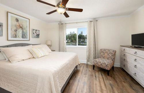 Relaxing Lakeview Stay Near Beach w Pool - Foto 3