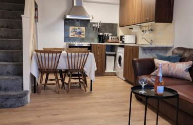 Near Heathrow T5 Slough Windsor sleeps 3-4 - Photo 10