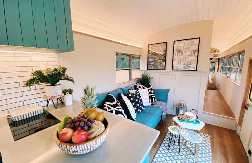 American School Bus Retreat with Hot Tub in Sussex Meadow - Foto 5