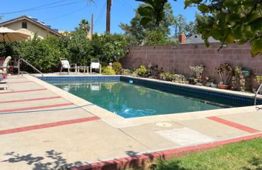Vacation Rental w Pool &Garden 6 Guests near CSUN - Foto 1