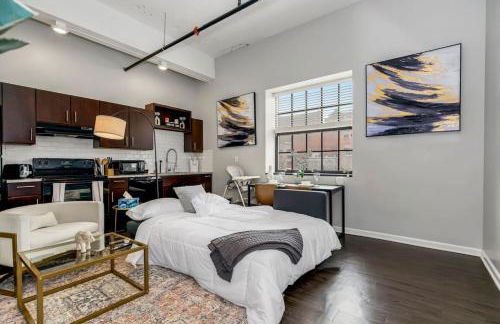 Chic 1BR Parking, Rooftop, Near Arrowhd & TMobile - Photo 2