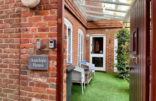 Farnham Haven: Unique Home with Courtyard - Photo 14