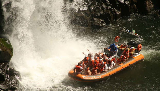 Una scarica di adrenalina vicino alle cascate