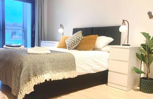 Luxury apartment close to Theatre, Barbican & Hoe 2 kings or 4 single beds secure covered parking - Foto 13