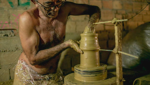 Un artesano en el torno