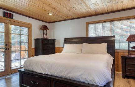 Pinetree Place by Avantstay Group Cabin w/ Hot Tub Minutes to the Lake - Photo 40