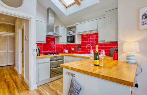 Beautiful Seaside Holiday Home - Photo 5