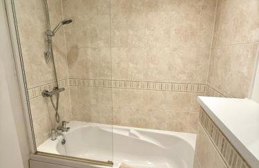 Charming 1BR Apartment In Heart of Cardiff Bay - Foto 18