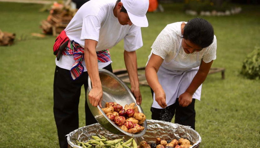 Preparando la pachamanca