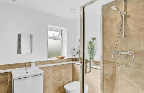 St Martins 2 Bedroom Apartments in Ruislip By 360 Stays - Foto 113