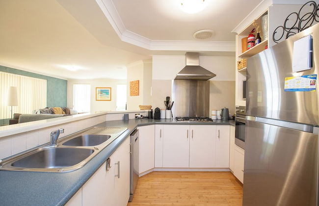 Retreat On Dolphin - Photo 4