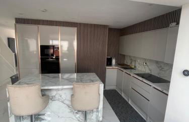 Cosy 4 bedroom house in borehamwood with large onsite parking and large beds - Foto 9