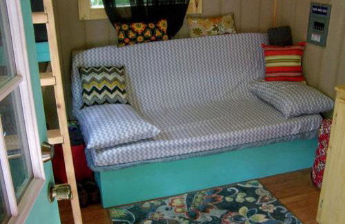 Cozy Backstage Tiny House Near Old Hickory Lake – Pet-Friendly, Private Deck, Breakfast Included - Photo 6