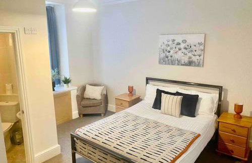 Bright 2 Bedroom Apartment near Seafront Central Penzance - Photo 1