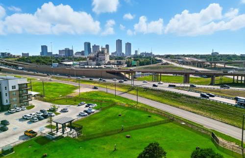 95 Luxury 2B2B Condo DT Fort Worth, Resort Style Pool & Gym, Golf Simulator, 7M to Dickies Stadium, 15M to AT&T stadium - Foto 15