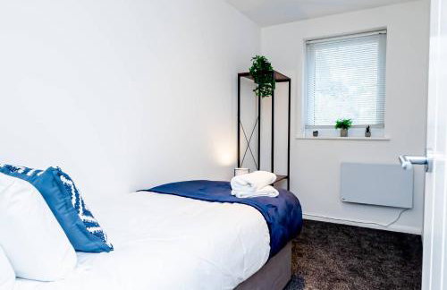 Spacious Home near Heathrow & Windsor with Parking - Photo 7