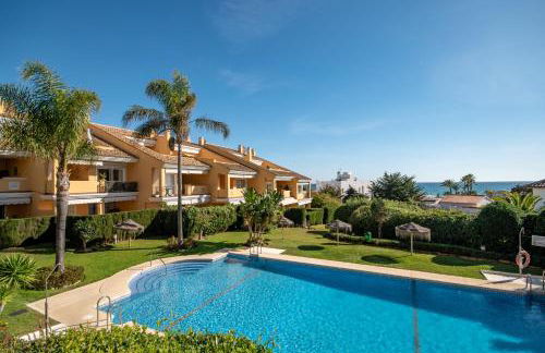 Modern beachside Penthouse with amazing sea views in Costabella, Marbella - Photo 24