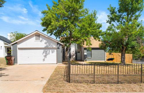 Spacious Family Home in Round Rock w Private Yard - Photo 4