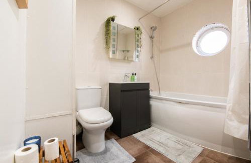 London Stratford - Spacious 2 bed flat with secured parking & private garden - Foto 6