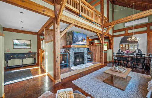 Walk to Village! Stunning timber chalet! Hot-Tub, Bonfire & more! - Foto 8
