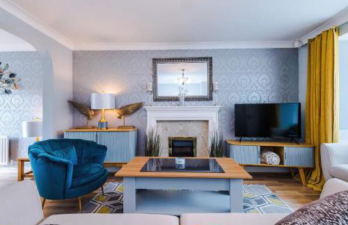 Beach Retreat with Hot Tub Sleeps 8 - Foto 45