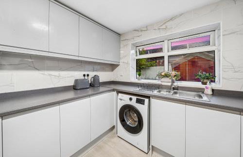 Lawrence Ave 4BD-2Storey House Fast Wifi Families & Leisure By AltoLuxo Short Lets & Serviced Accommodation With Free WiFi & Parking - Foto 12