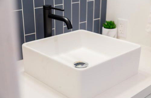 Luxury 2BR Steps to Beach & Pier with AC plus Garage Parking - Foto 18