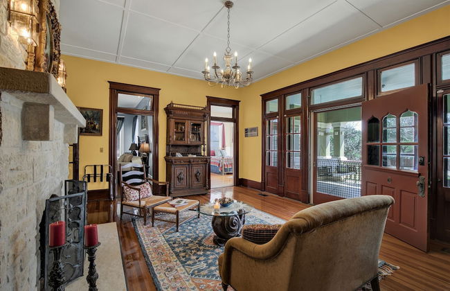 Beautiful and Unique Home With Fireplace and Pool! - Photo 20