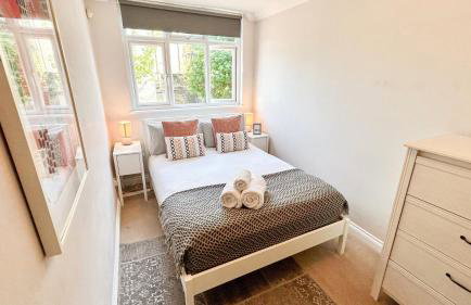 Lovely 4-Bedroom Kilburn Flat with Garden and Parking near Hampstead Heath, Abbey Road by Staylio London - Foto 8