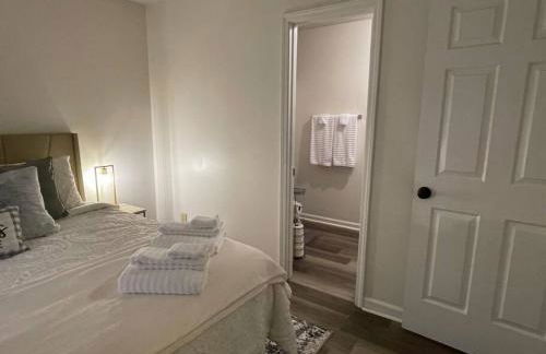 NEW King Beds, 86 inch RokuTV, and Massage at the Comfort Haven - Foto 11